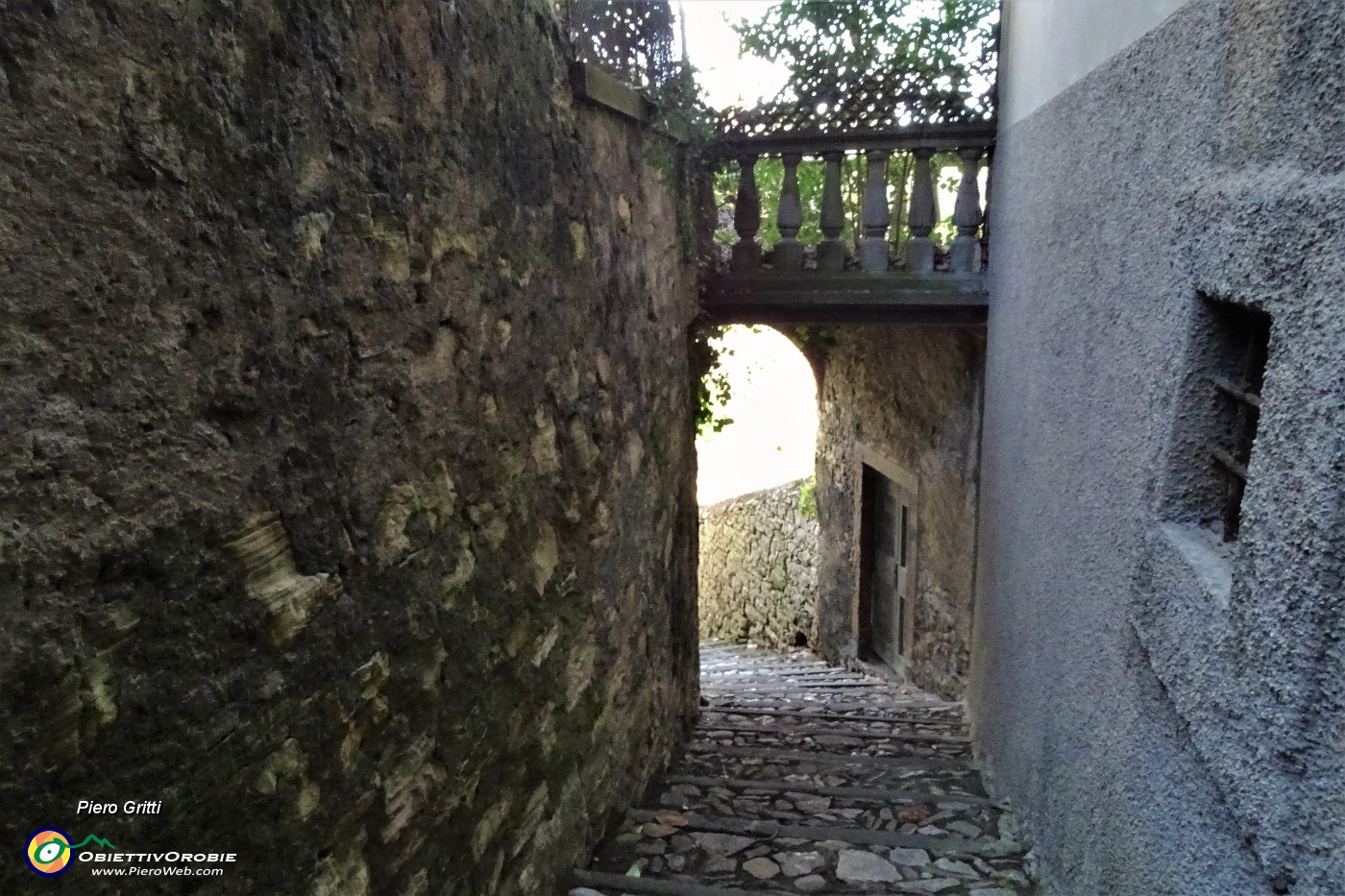 22 Sottopasso con balcone fiorito...nella bella stagione....JPG